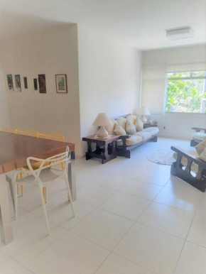 Apartamento Enseada - DUAS quadras da PRAIA. SHOW.